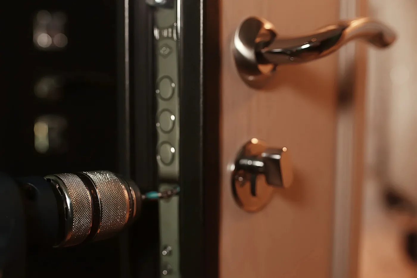 Cylindre et mécanisme d'une porte blindée en cours d'intervention à Gentilly